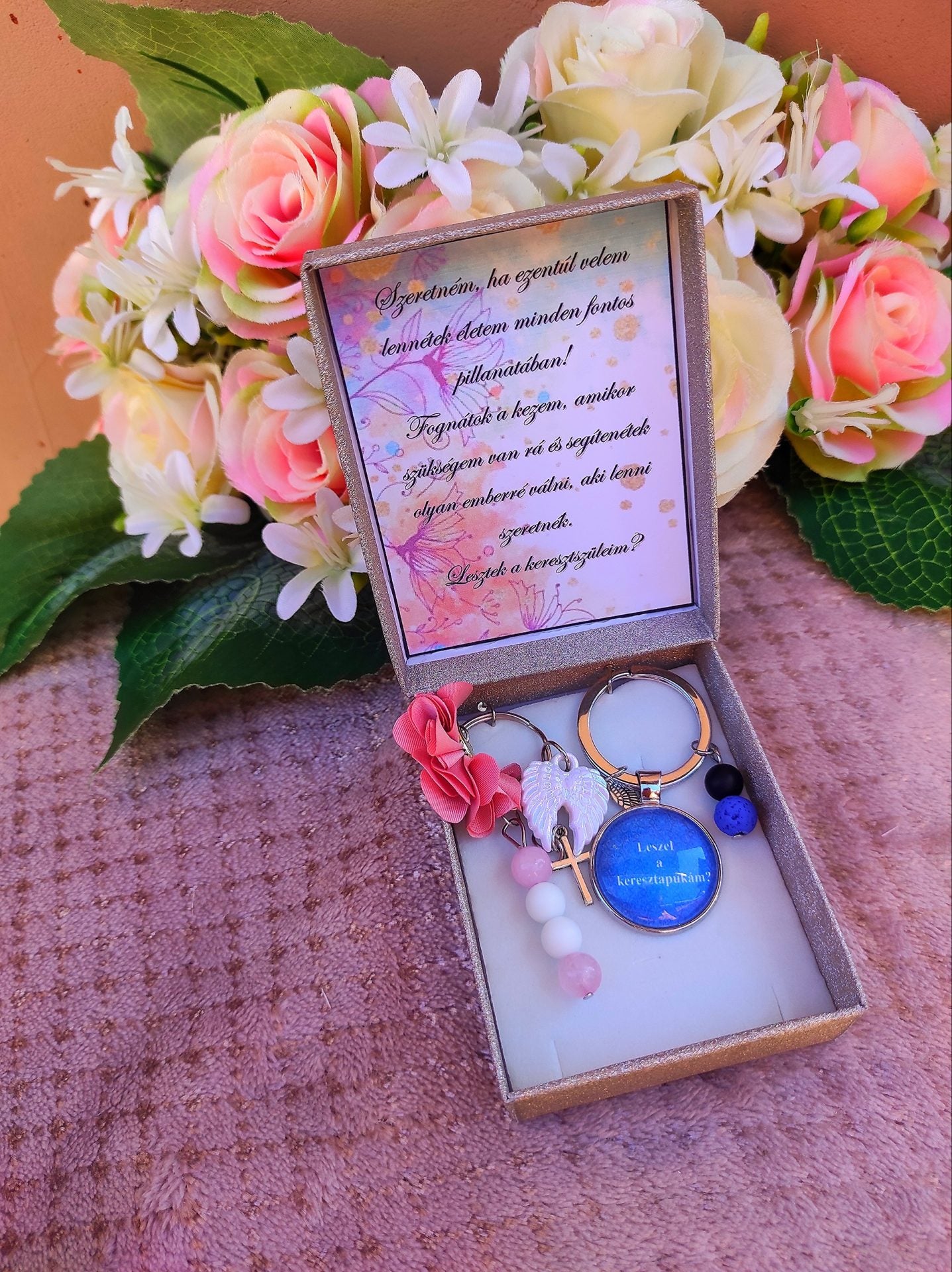 Ajándékdobozos keresztszülő kulcstartó